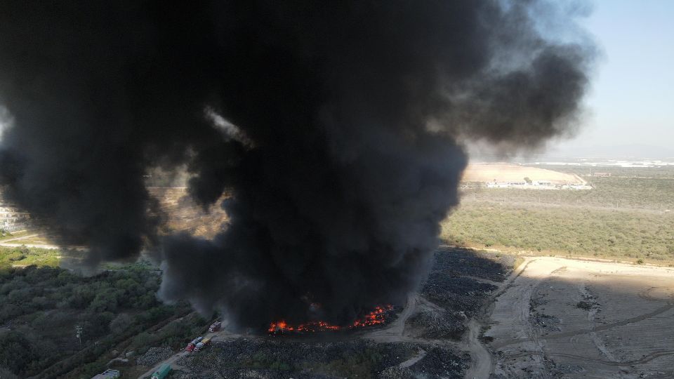 El incendio de neumáticos en Simeprode provocó una mala calidad del aire a lo largo de la jornada del lunes en el Área Metropolitana de Monterrey, principalmente en la zona norte.