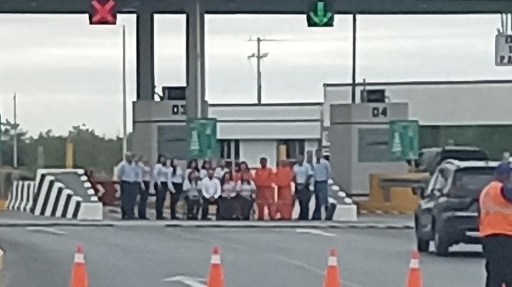 Empleados cierran un carril en Puente Internacional Anzaldúas para ¡tomarse foto navideña!