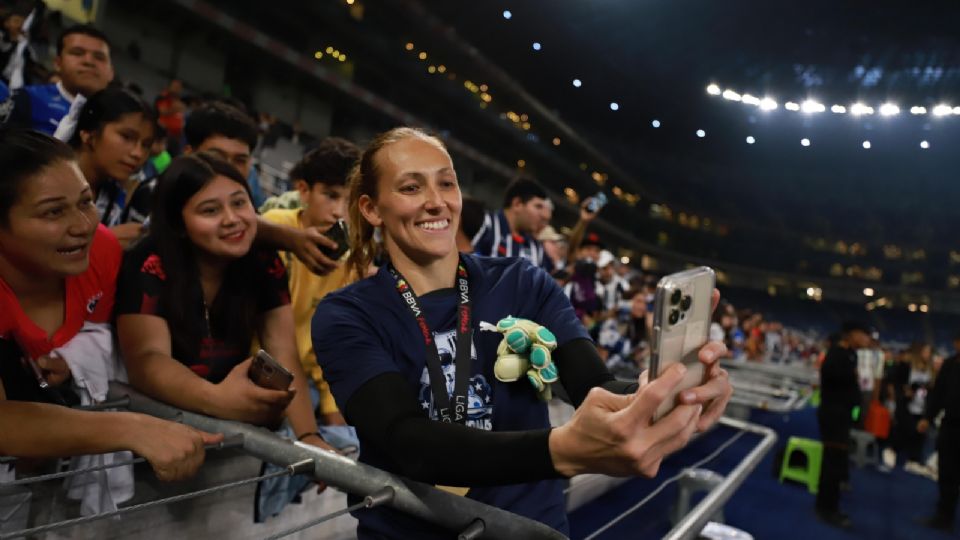 Pamela Tajonar celebra el campeonato de Rayadas con la afición del Monterrey