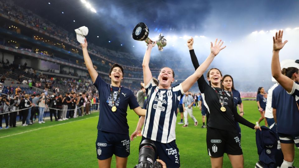 Merel Van Dongen festeja el campeonato del Apertura 2024 con la afición