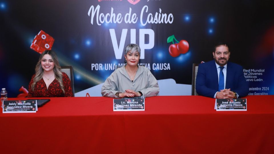 (Izq. a Der.) Jaidy Michelle González, Martina Martínez Miranda y José Antonio Armenta Flores en la rueda de prensa de Noche de Casino VIP.