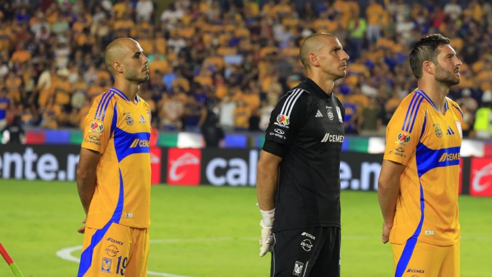 Guido Pizarro, Nahuel Guzmán y André-pierre Gignac previo a un partido de Liga MX en el Estadio Universitario
