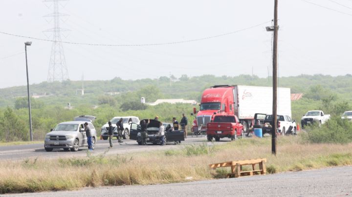 Roban vehículos a 3 conductores en la autopista Monterrey-Reynosa