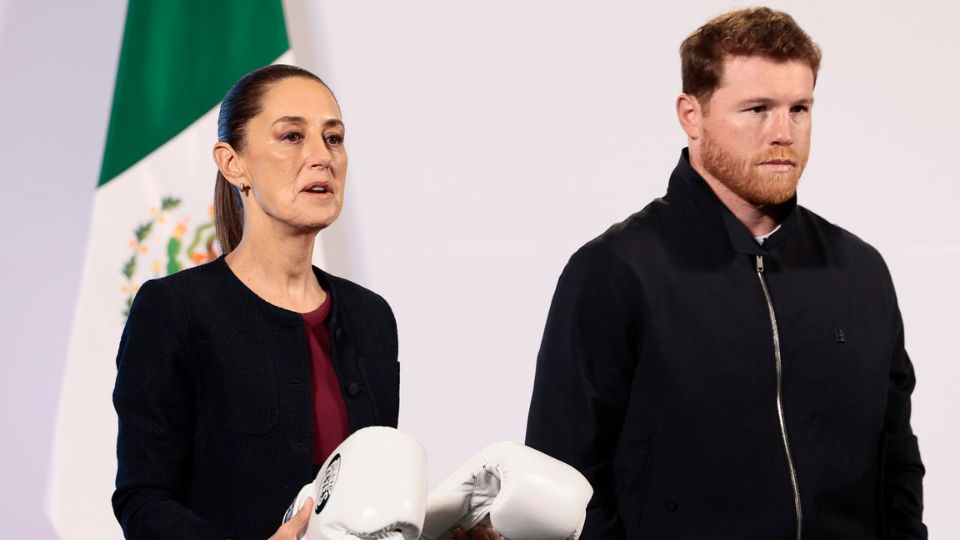 Claudia Sheinbaum (i), posa junto al boxeador mexicano Saúl 'Canelo' Álvarez | EFE/ José Méndez