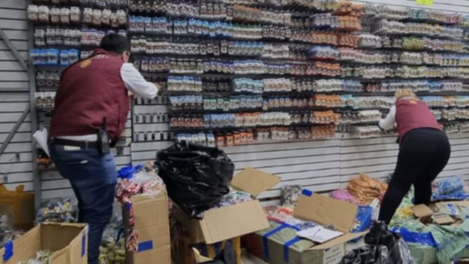 Autoridades federales realizan la confiscación de mercancía de contrabando proveniente de Asia en el Centro Histórico de la CDMX.
