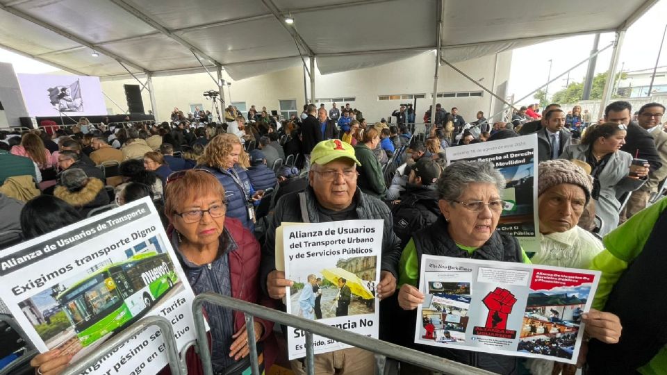 Colectivo pide ayuda a Sheinbaum para que intervenga en el tarifazo del transporte público.