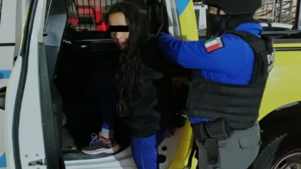 Capturan a conductora de auto con placas 'colgadas' en calles del centro de Monterrey.
