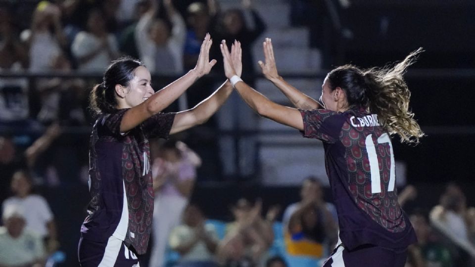 Scarlett Camberos festeja junto a Christina Burkenroad una de las anotaciones del partido.