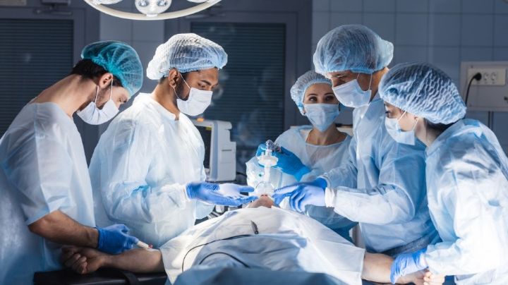 Extirpan tumor de 30 kilos a mujer de 75 años en Italia