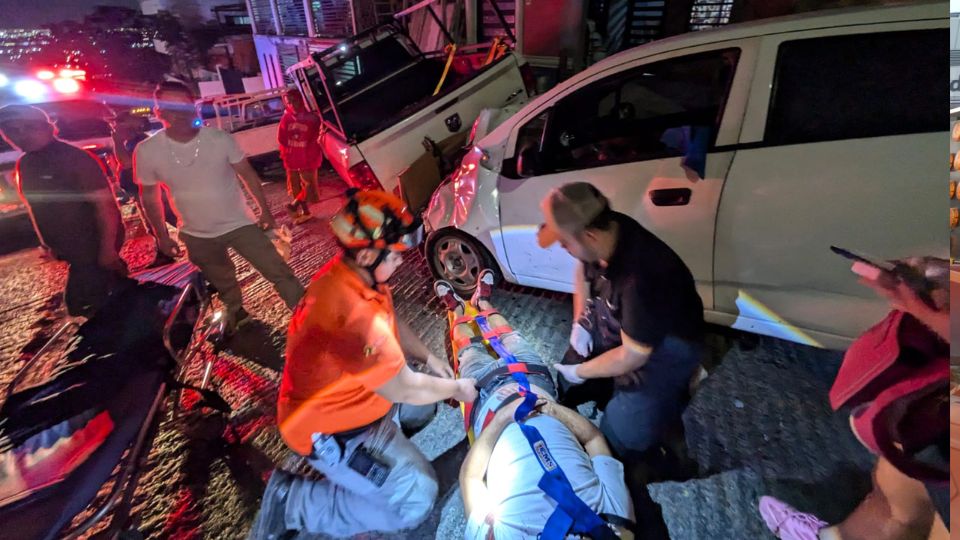 Conductor del auto queda lesionado sobre la calle