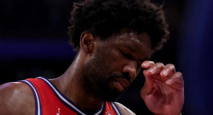 NBA suspende tres partidos a Joel Embiid por su empujón a un periodista