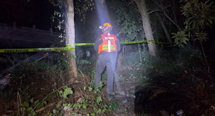 Mueren 2 hombres en la Carretera Nacional; tráiler en el que viajaban cayó a un arroyo