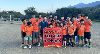 Oliver Torres comparte una práctica con el equipo Toros de Santiago