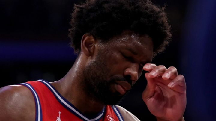 NBA suspende tres partidos a Joel Embiid por su empujón a un periodista