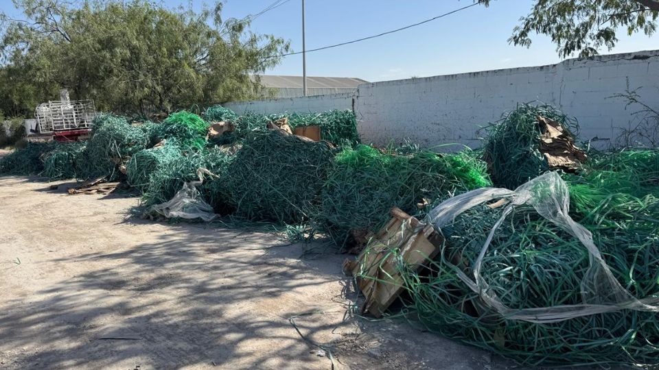 Pacas de plástico en la calle, motivo por el cual fue multado un trailero en Escobedo