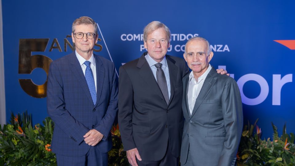 (Izq. a Der.) Edgardo Cantú Delgado, Alan Stoga y Alfonso Romo Garza.