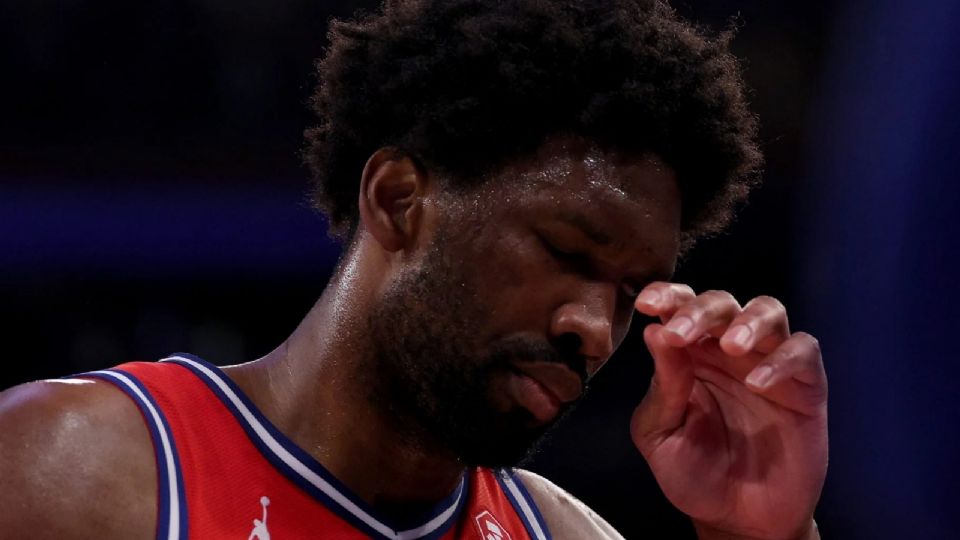 Embiid es suspendido por empujón a columnista