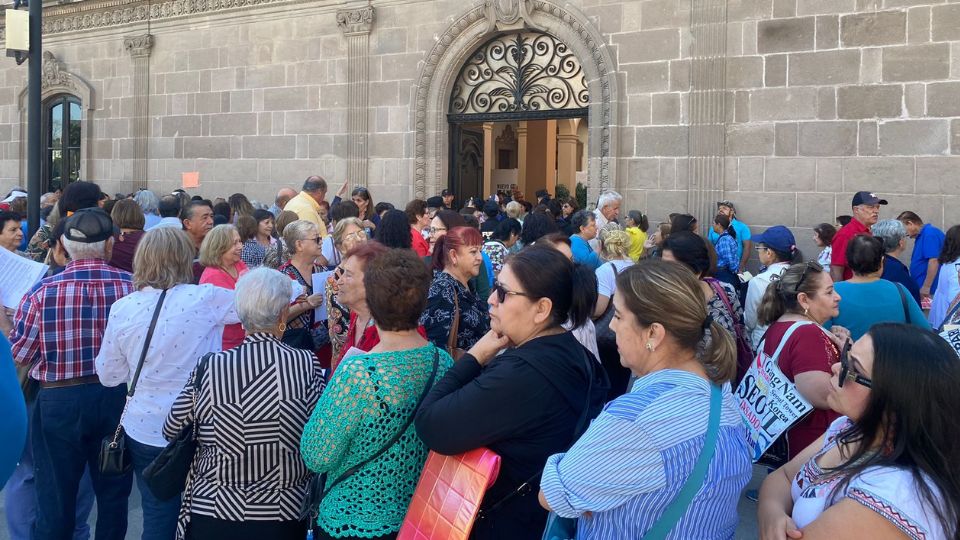 Maestros reclaman en Palacio de Gobierno