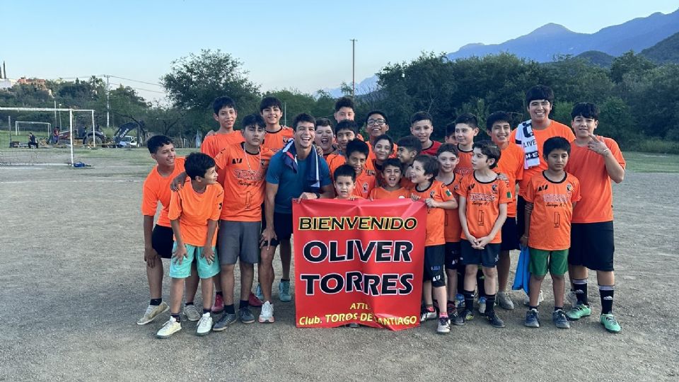 El lado humano de Oliver Torres: Convive con niños y comparte su sueño