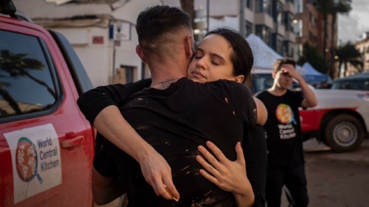 Se une Rosalía a voluntarios en Valencia