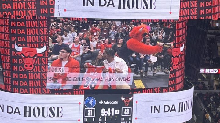 Ovacionan fanáticos de los Bulls a Simone Biles