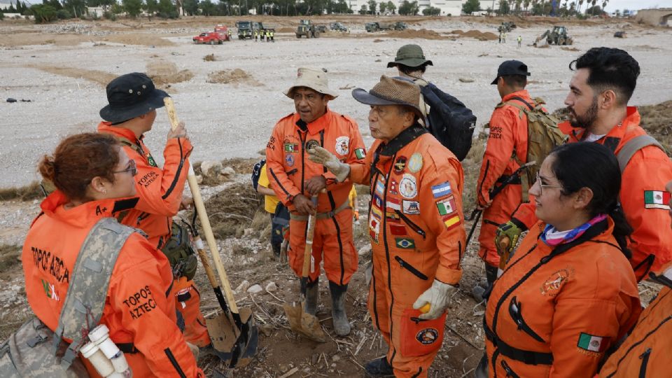 Un grupo de rescatistas mexicanos, de la Brigada Internacional de Rescate Topos Azteca, durante las tareas de búsqueda y rescate en la rambla del Poyo