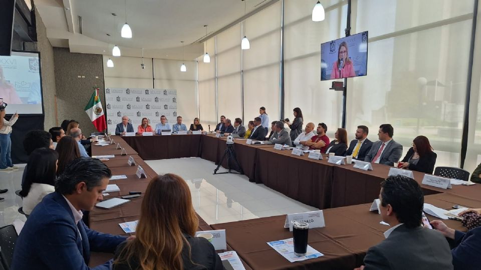 Diputados en la mesa de discusión.