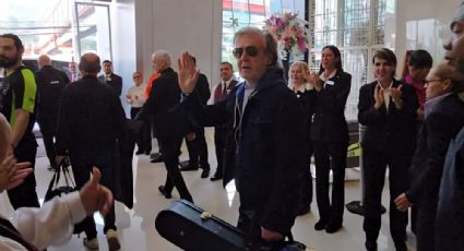 Paul McCartney saluda a fans de Monterrey al salir de hotel