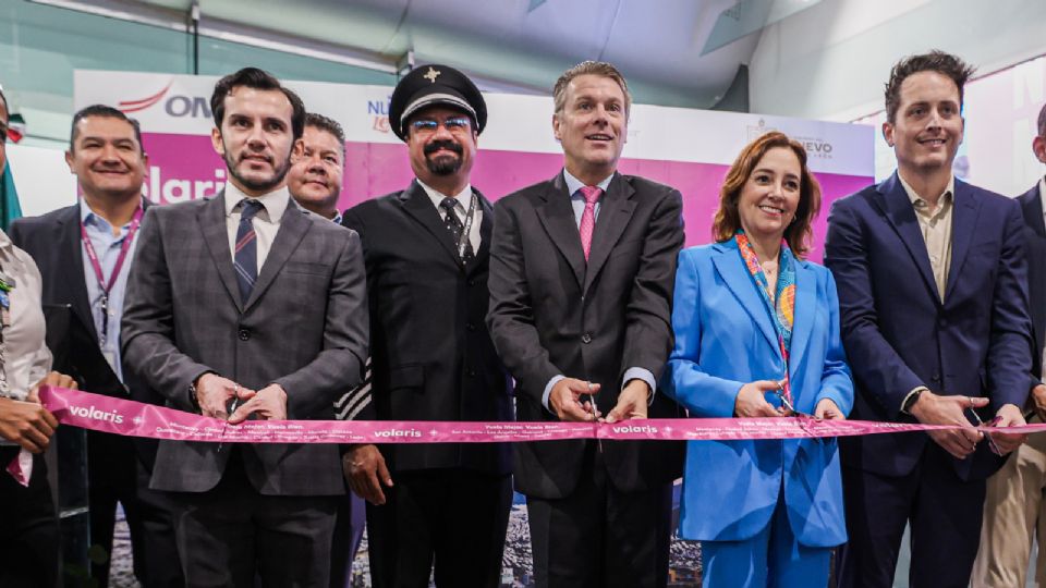 Representantes de Volaris, OMA y la Secretaria de Turismo de Nuevo León.