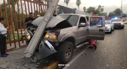 Vehículo se estrella contra un poste de luz en Monterrey; resultan dos lesionados