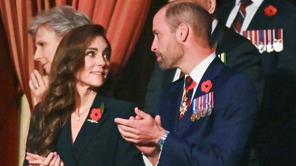 Junto al Príncipe Guillermo, Catalina lució muy sonriente, en una gala que asistieron varios miembros de la Familia Real Británica