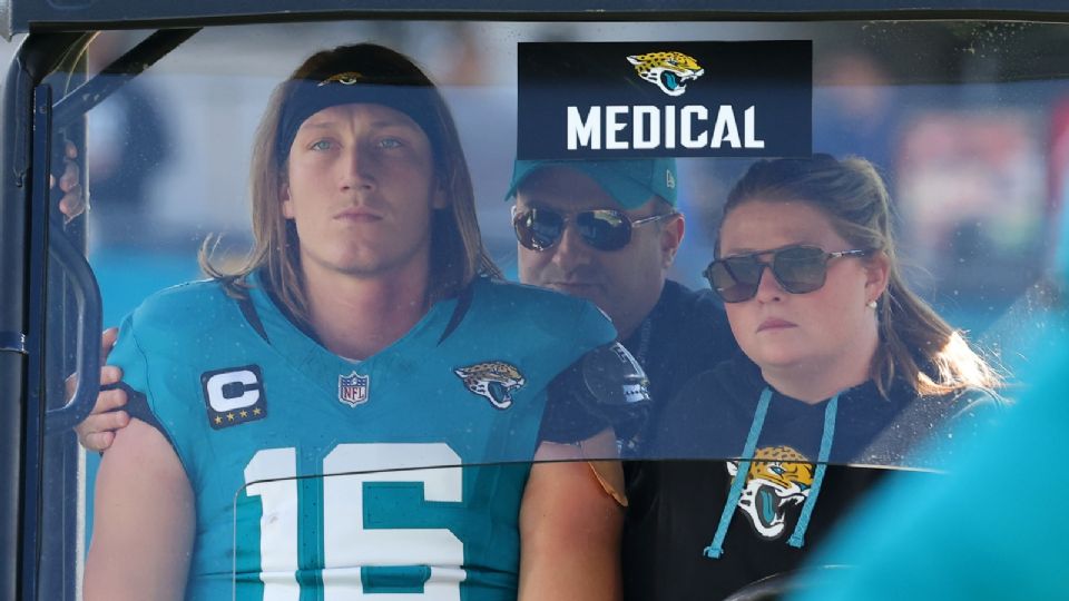 Trevor Lawrence tuvo que abandonar el campo en un carrito de emergencias.