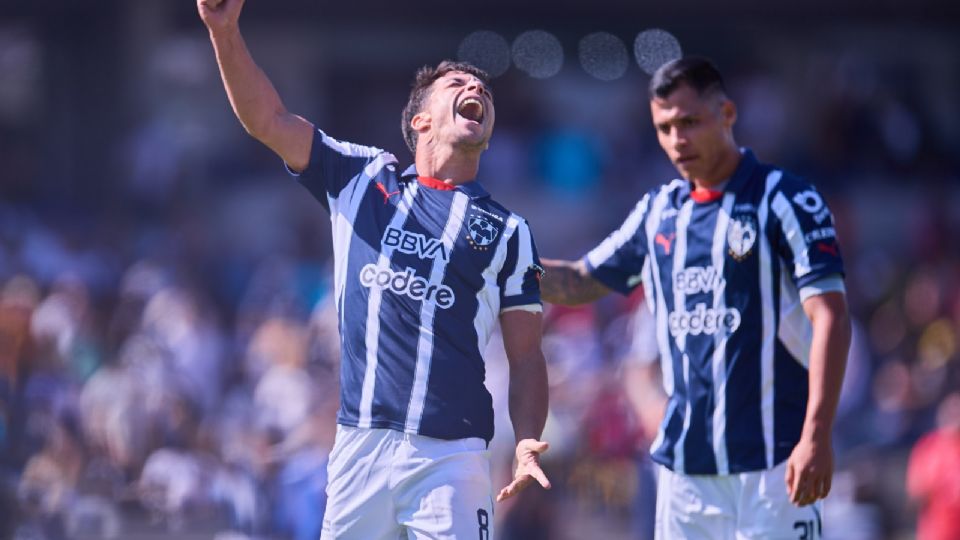 Oliver Torres celebra su primera anotación como jugador de Rayados