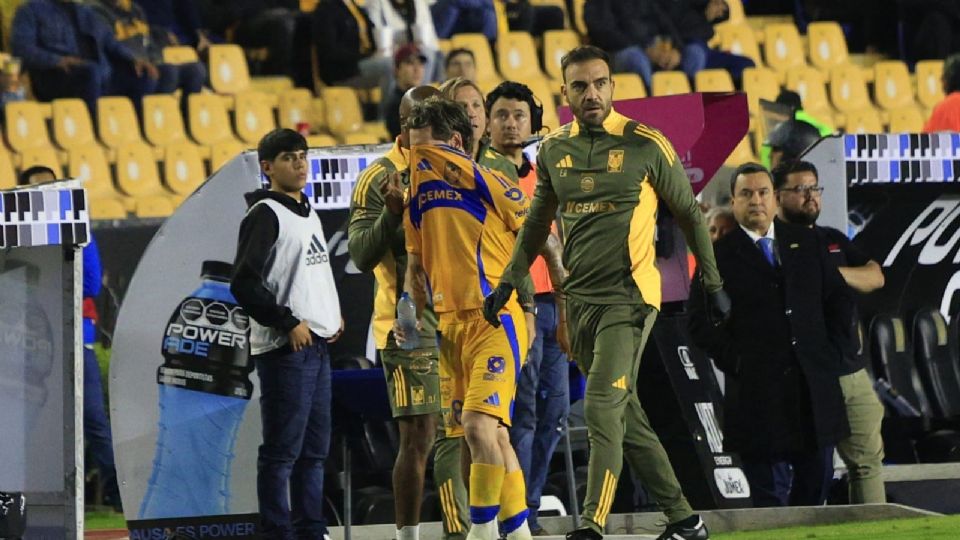 Fernando Gorriarán se lamenta tras salir de cambio en el partido frente a San Luis en el Universitario