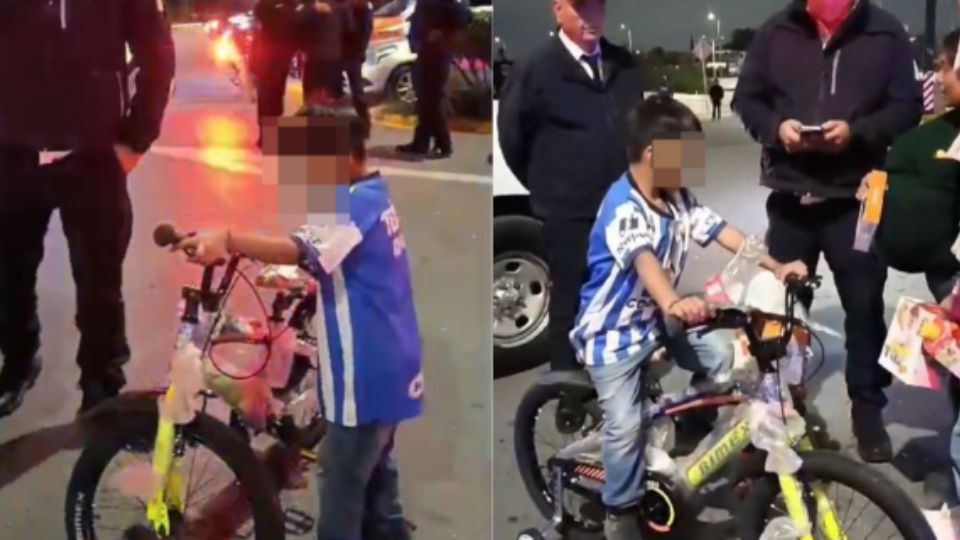 Momento en que el niño recibió su nueva bicicleta.