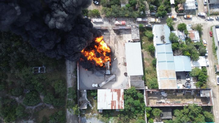 Fuerte incendio alarma a Juárez, NL; pipa que transportaba diésel habría explotado