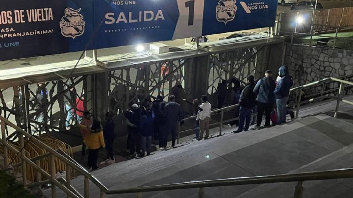 Aficionados de Rayados resguardados por seguridad tras la Final en el Cuauhtémoc