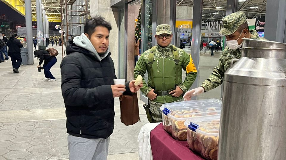 Ciudadano recibe pan dulce al acercarse a los militares