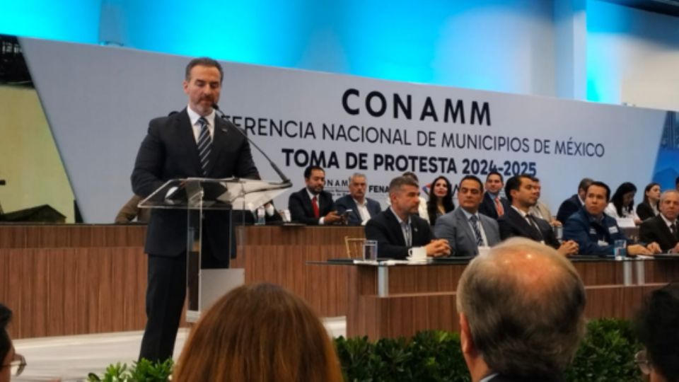 El alcalde de Monterrey, Adrián de la Garza, quien actualmente es presidente de la Asociación de Alcaldes de Nuevo León tomó protesta como nuevo presidente de la Conferencia Nacional de Municipios de México (CONAMM).