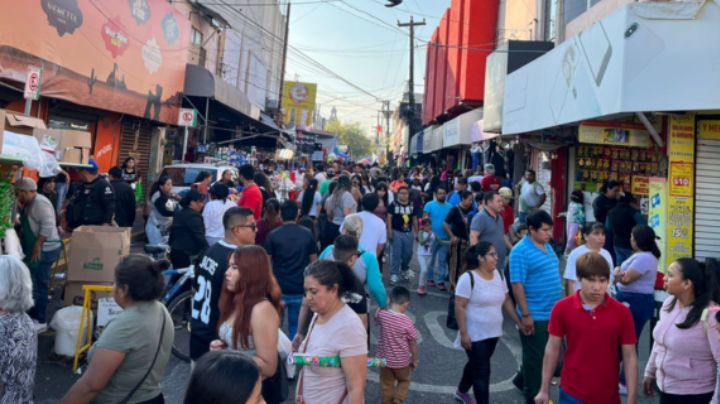 Abarrotan el centro de Monterrey para hacer compras navideñas