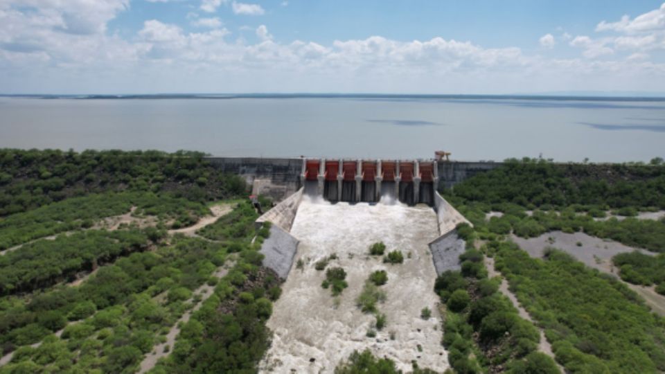 La presa El Cuchillo recibió mil 350 millones de litros de agua en 24 horas y se encuentra al 106% de su capacidad.