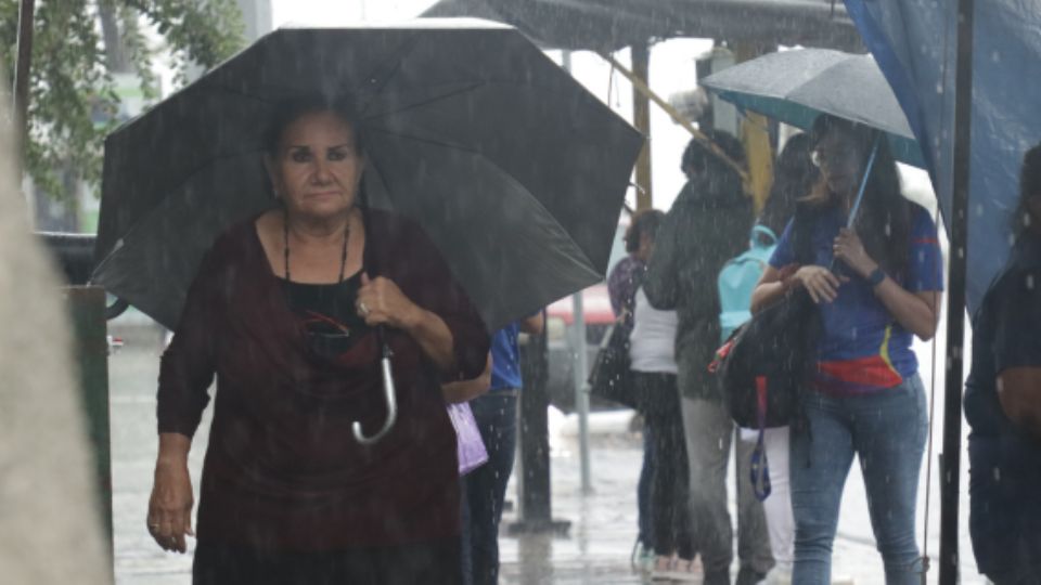 Personas bajo la lluvia.