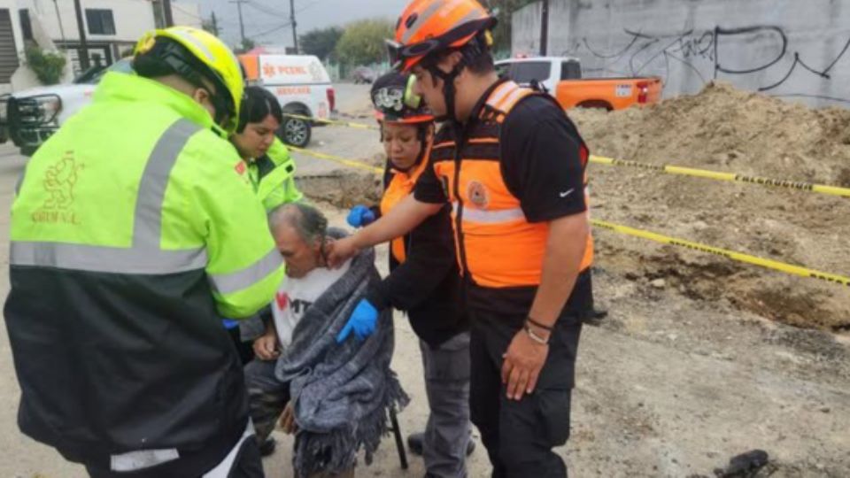 Un hombre de 69 años cayó en una zanja de tres metros de profundidad abierta por Agua y Drenaje de Monterrey en el municipio de Guadalupe.