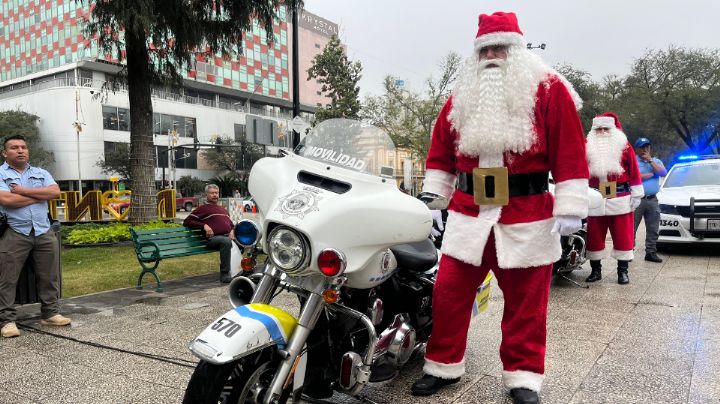Policías se disfrazan de Santa Claus y entregan bolsitas a niños en Monterrey