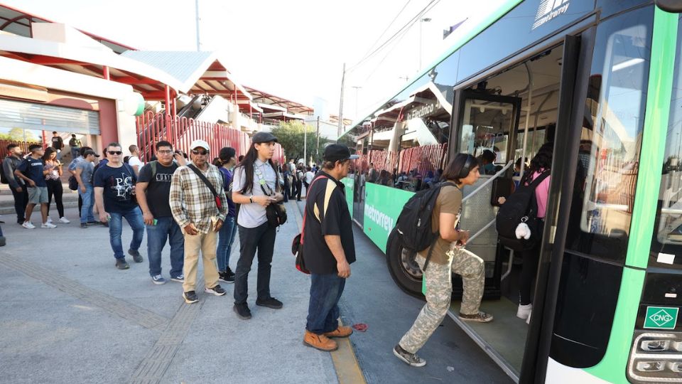 Usuarios suben a camión urbano en Monterrey