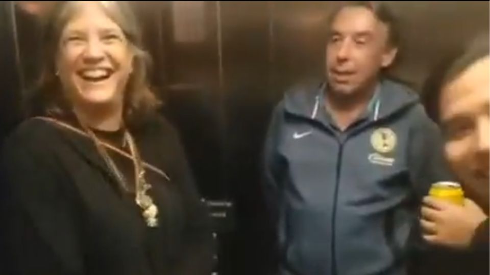 Emilio Azcárraga dentro de elevador en el Estadio BBVA