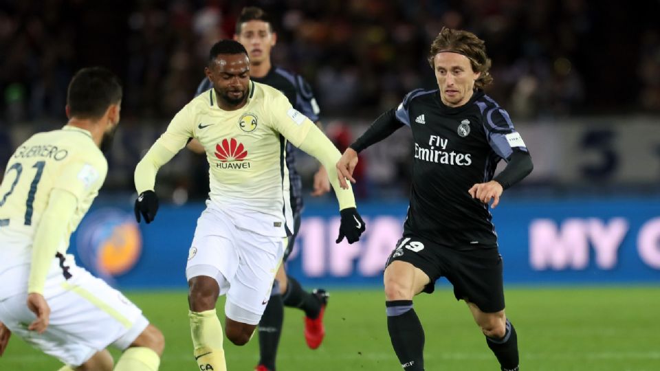 William da Silva (I) del America y Luka Modric (D) del Real Madrid durante el juego de las semifinales del Mundial de Clubes de la FIFA 2016