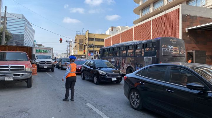 Sin previo aviso, cierran avenida Juan Ignacio Ramón en Monterrey