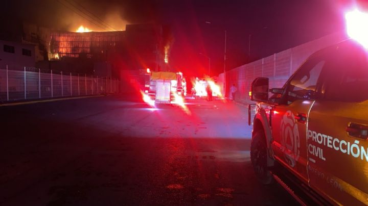 Desalojan a más de 200 personas por incendio en empresa en Apodaca