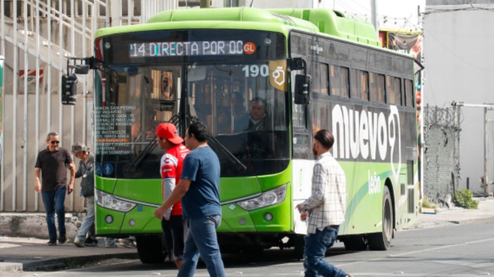 Personas tomando el transporte público de Nuevo León.